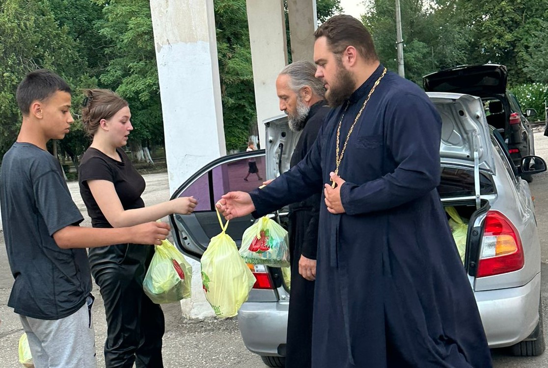 В Джанкойской епархии раздали помощь эвакуированным жителям в Березниках -  Церковная помощь беженцам и пострадавшим от военных действий